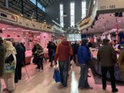 Els mercats s’omplen per recollir les comandes i fer les compres d’última hora per Cap d’Any