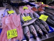 Els mercats s’omplen per recollir les comandes i fer les compres d’última hora per Cap d’Any