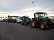 Pagesos i ramaders mantenen el bloqueig de l’accés principal del port de Tarragona per rebutjar l’acord amb Mercosur