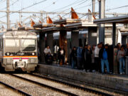 Els usuaris afectats per les obres del Garraf es mostren satisfets amb el servei alternatiu de bus, però no amb el tren
