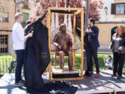 Riudoms presenta una figura de xocolata de Gaudí de mida real per commemorar l’Any Gaudí