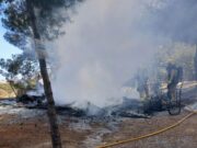 Un incendi en plena zona de càmping alarma banyistes a Tamarit