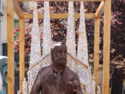 Riudoms presenta una figura de xocolata de Gaudí de mida real per commemorar l’Any Gaudí