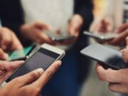 Les addiccions digitals creixen entre els joves mentre baixen les tradicionals