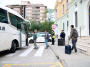 Queixes, resignació i enuig entre els usuaris de l’R13 a l’estació de Valls en el primer dia de tall per obres
