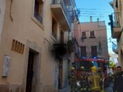 Fum i tensió en un edifici de Torredembarra per un foc a un habitatge