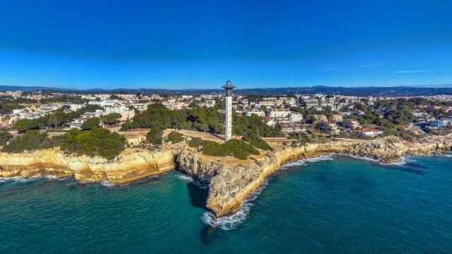 Imatge del Far de Torredembarra des de l'aire