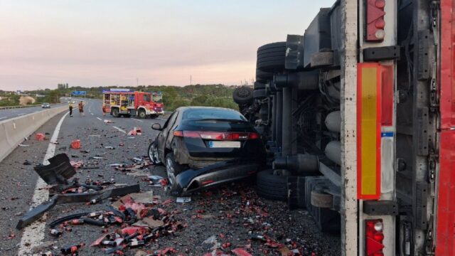 Imatge del vehicle accidentat amb el camió a l'AP-7 (Bombers)
