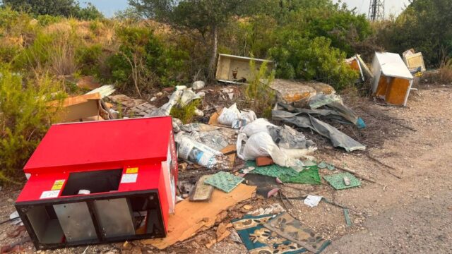 Imatge dels residus acumulats al camí rural entre Torredembarra i Altafulla (via xarxes socials)