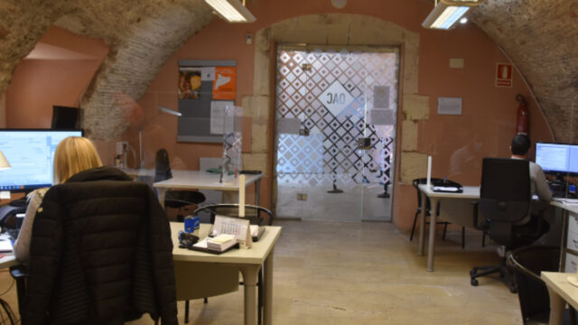 Imatge de l'interior de l'Oficina d'Atenció a la Ciutadania (Anna F.)